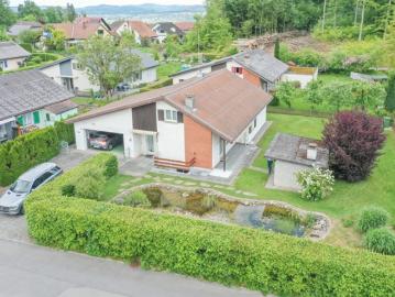 Ein freistehendes Haus zum Verlieben mit schönem Garten und viel Land