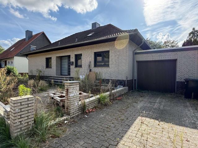 Ein Haus voller Möglichkeiten in Helmstedts Lieblingslage. Sanierung begonnen Sie vollenden.