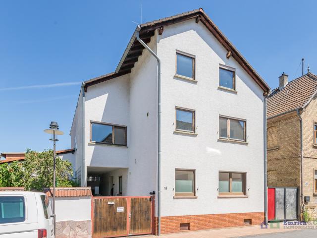 Ein Haus zahlreiche Möglichkeiten: Zweifamilienhaus mit Garten und Garage