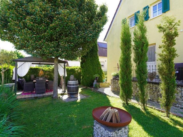 Ein Haus zum Verlieben im toskanischen Sti, liebevoll angelegtem Garten, großer Garage u.v.m.!