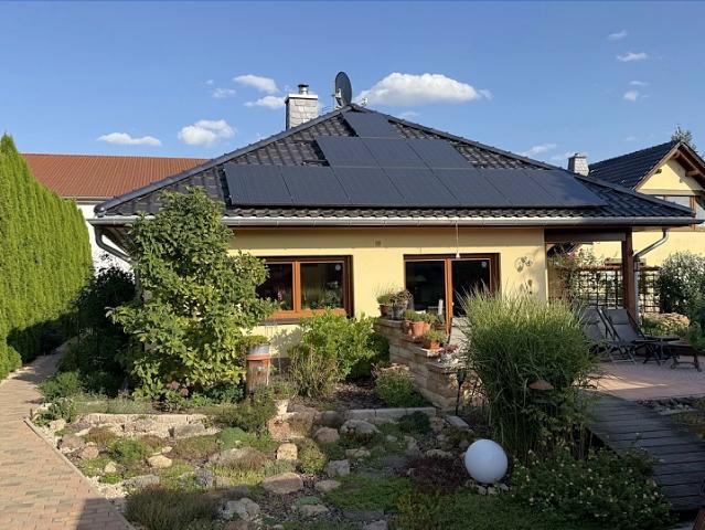Ein Haus, das begeistert! Moderne Technik, viel Komfort und Platz für Ihre Fahrzeuge!