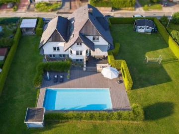 == ==Ein Haus der Extraklasse mit Pool und zusätzlichem Bauland!==