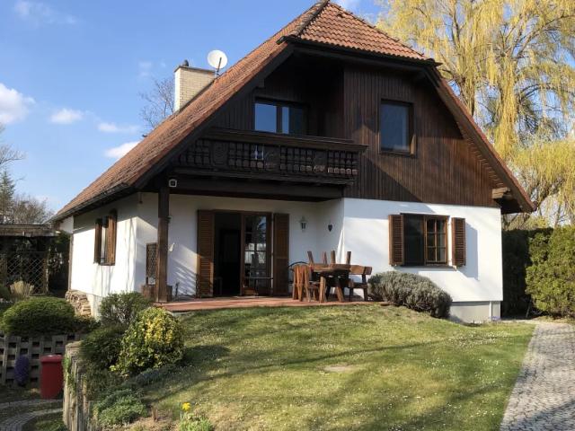 Ein Haus für Gartenliebhaber mit Feuerstelle, Schwimmteich und Laube
