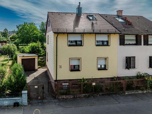 Ein Haus für Menschen mit Ideen und Tatkraft – großes Grundstück, Garage und viel Grün