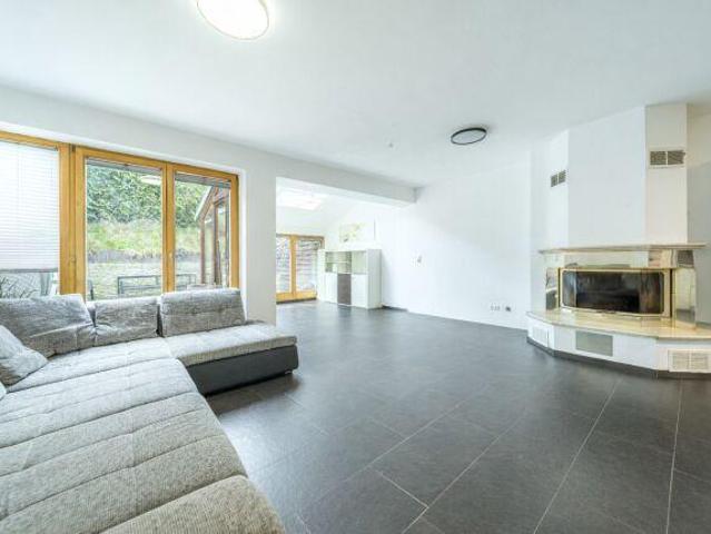 Ein Haus, in dem man morgens im Grünen aufwacht, im Sommer direkt vom eigenen Garten zum Pool geht und trotzdem nur wenige Minuten von Klosterneuburg und Wien entfernt ist