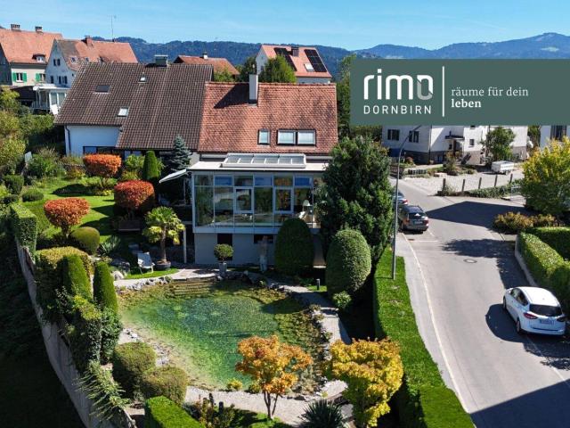 Ein Haus mit Charakter – Wohnen in Aussichtslage mit eigenem Schwimmteich