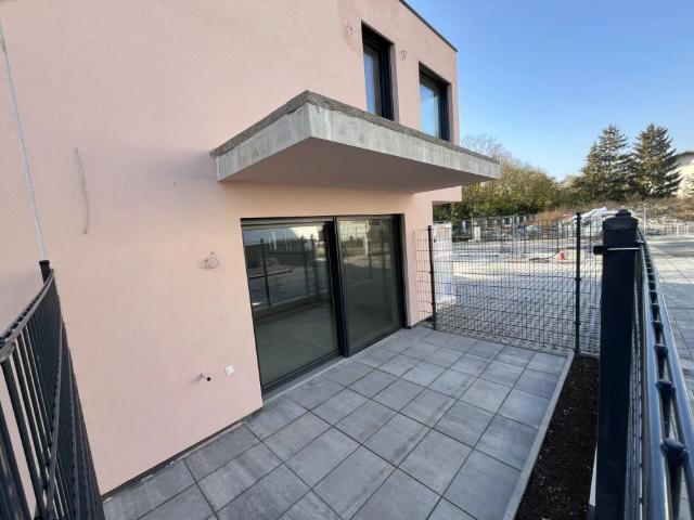 Ein Haus mit Blick zur Burg Kreuzenstein