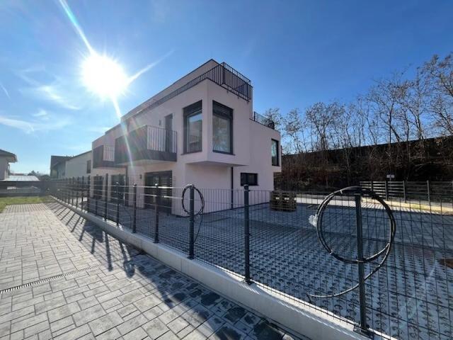 Ein Haus mit Blick zur Burg Kreuzenstein