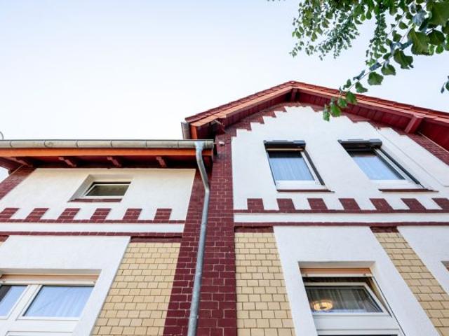 Ein Haus mit Geschichte. Und Platz für Ihre. Saniertes Zweifamilienhaus mit großem Garten zu kaufen!