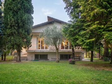 Ein Haus mit großem und funktionalem Design