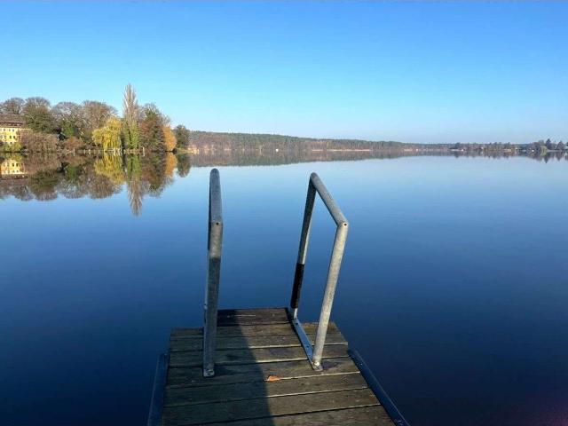 Ein Haus, Platz für noch ein Haus, ein Bootsanleger und 300 Meter bis zum See