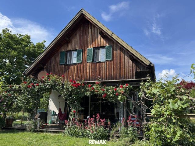 Ein Häuschen wie aus dem Bilderbuch romantischer Rückzugsort mit Traumgarten