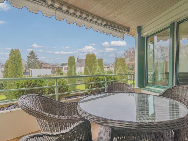 Ein hervorragendes Doppelhaus mit einer 75 m² großen Terrasse in einem sicheren Wohnkomplex, nur einen Steinwurf vom See entfernt