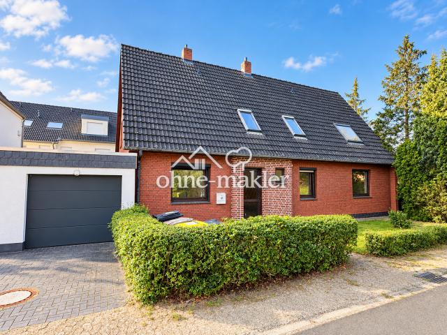 Ein oder Zweifamilienhaus mit Garage und Dachterasse Potenzial für ein modernes Zuhause