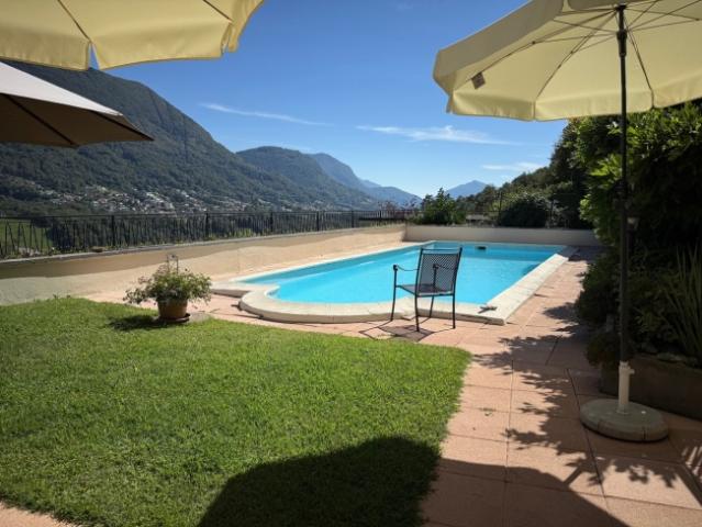 Ein oder Doppelhaus mit schöner freier Aussicht und Pool