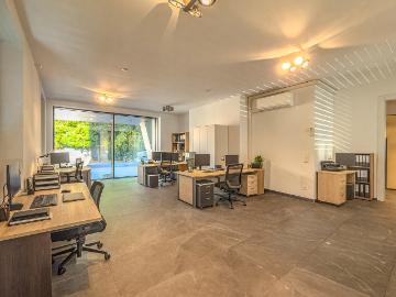 Open Space Büro in Massagno mit Schaufenstern zur Strasse und 3 Parkplätzen