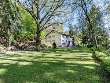 Ein Ort für Visionäre: Großzügiges Landhaus mit viel Entwicklungspotenzial, nahezu Alleinlage