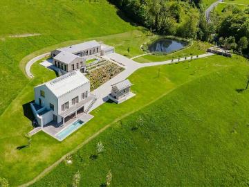 EIN ORT FÜR BESONDERE MOMENTE! Refugium am Mondseeberg auf 2,8 Hektar mit spektakulärem Seepanorama