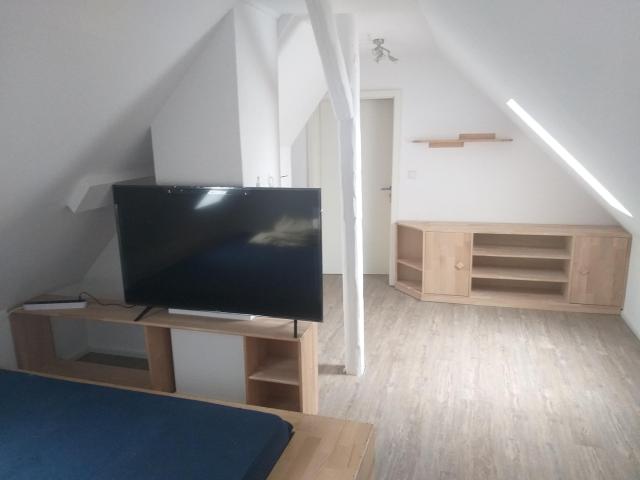 Ein möbliertes Zimmer in einer Wohngemeinschaft WG
