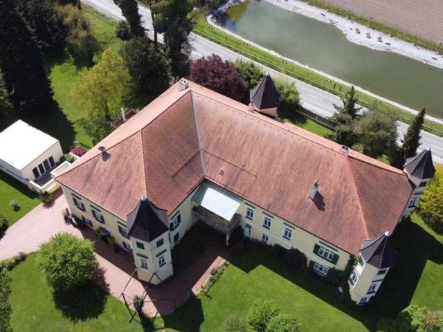 Ein Märchenschloss Nähe Wildon komplett saniert mit prachtvoller ca. 40.000m² Parkanlage Biomasseheizung!