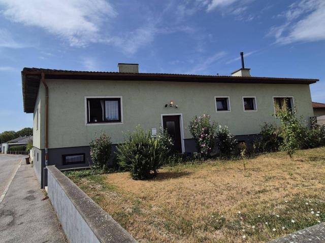EIN /MEHRFAMILIENHAUS AUF GROSSEM GRUNDSTÜCK