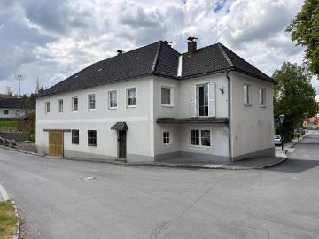 Ein /Mehrfamilienhaus mit Garten und Stadl