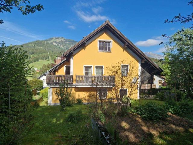 Ein /Mehrfamilienhaus mit Entwicklungspotential in schöner sonniger Aussichtslage mit großem Garten