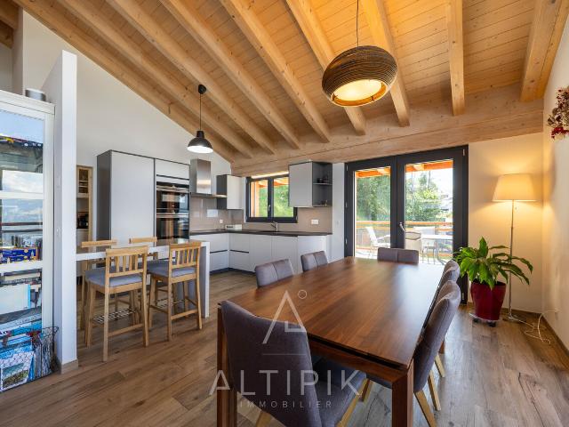 Ein neu erbautes Chalet 2021 vor der Kulisse der Alpen