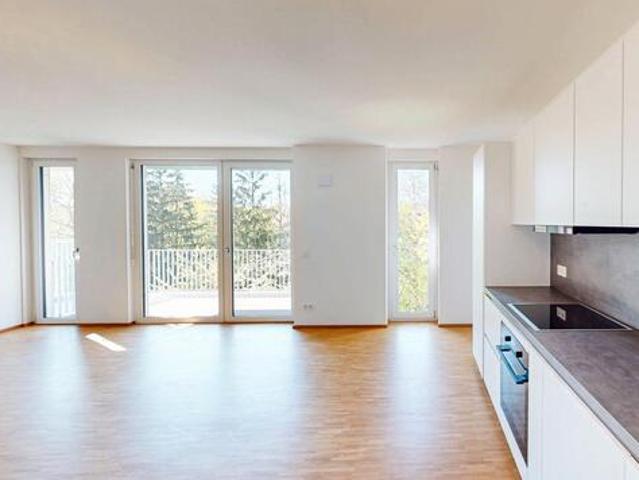 Ein Neubau für das Leben im Quartier mit großzügigem Wohnbereich und Balkon