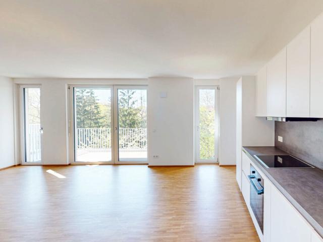 Ein Neubau für das Leben im Quartier mit großzügigem Wohnbereich und Balkon