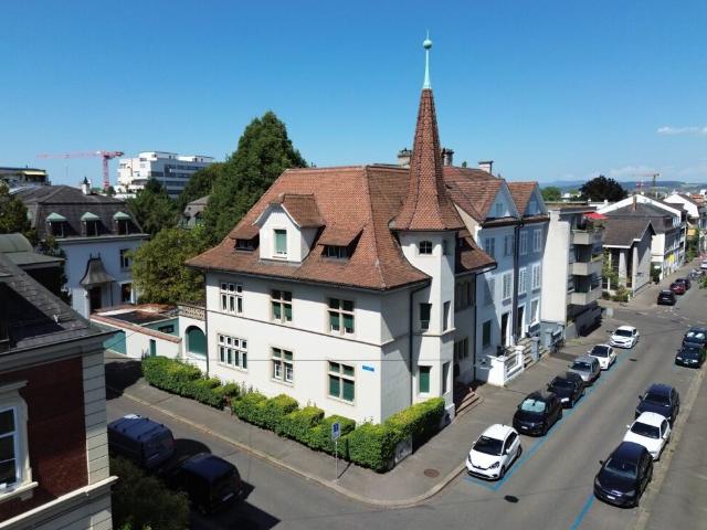Ein Stück Basler Zeitgeschichte: Unvergleichliches Stadtpalais mit Pool & Sauna