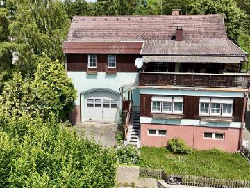 Ein Platz für große Träume: Haus mit großem Grundstück, Waldstück & Lagerhalle in Wiesen