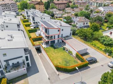 Ein prächtiges 4,5 Zimmer Doppelhaus mit Garten, Terrassen und einer Tiefgarage beinhaltet