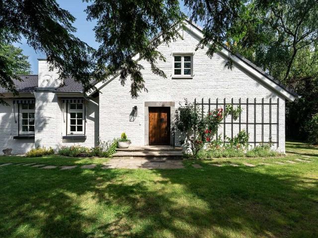 Ein Refugium zwischen Wald, Bachlauf und altem Baumbestand – Exklusive Architektenvilla in Bestlage