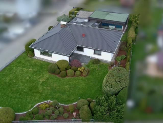 Ein Rückzugsort der Extraklasse Stilvoller Bungalow mit Indoorpool auf traumhaftem Grundstück in Neuhausen