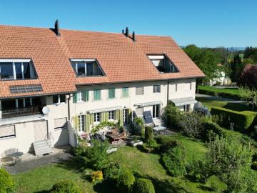 Ein Rückzugsort mit Charme und umwerfender Panoramasicht: 3.5 Zimmer Dachwohnung in Vallamand