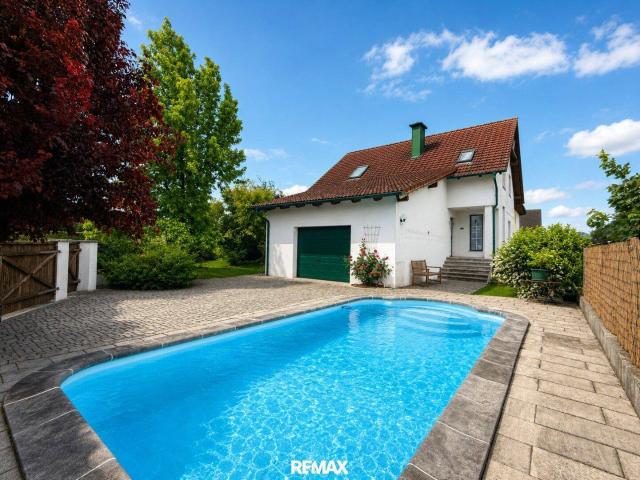 Ein Wohntraum mit Urlaubsgefühl: Traumhaft gepflegtes Einfamilienhaus mit Pool, Gartenidylle, Specksteinofen, Wasser Wasserwärmepumpe mit Fußbodenheizung in Top Lage
