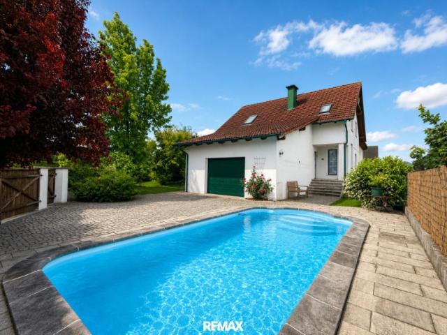 Ein Wohntraum mit Urlaubsgefühl: Traumhaft gepflegtes Einfamilienhaus mit Pool, Gartenidylle, Specksteinofen, Wasser Wasserwärmepumpe mit Fußbodenheizung in Top Lage