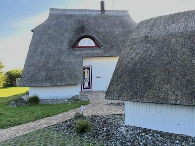 EIN TRAUM! 1 A LAGE! UNVERBAUBAR! FELD UND SACKGASSENLAGE! BLICK Z. YACHTHAFEN! ERDWÄRME & SAUNA.