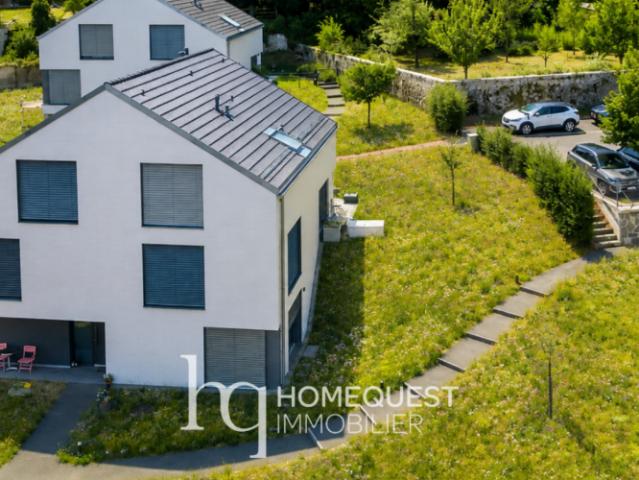 Ein zeitgenössisches, helles und besonders vielseitiges Doppeleinfamilienhaus