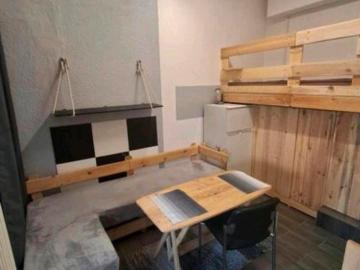 Ein Zimmer möbliert