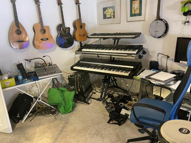 Ein Zimmer an eine Musikerin zu vermieten