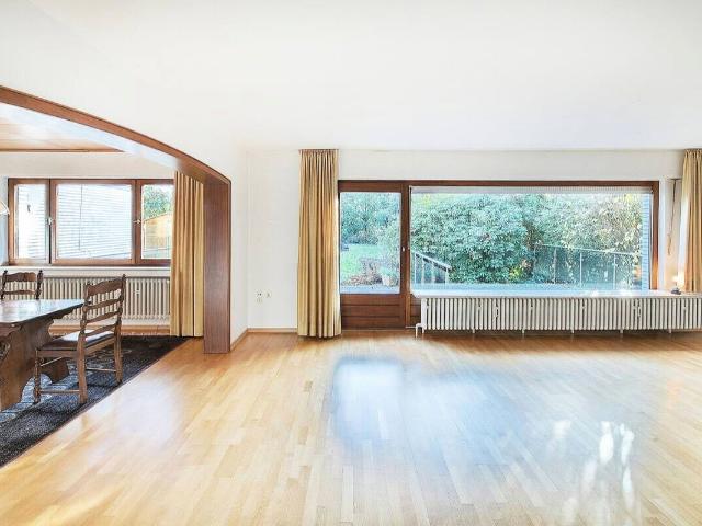 Ein Zuhause voller Möglichkeiten: zeitloses Zweifamilienhaus mit wunderschönem Garten!