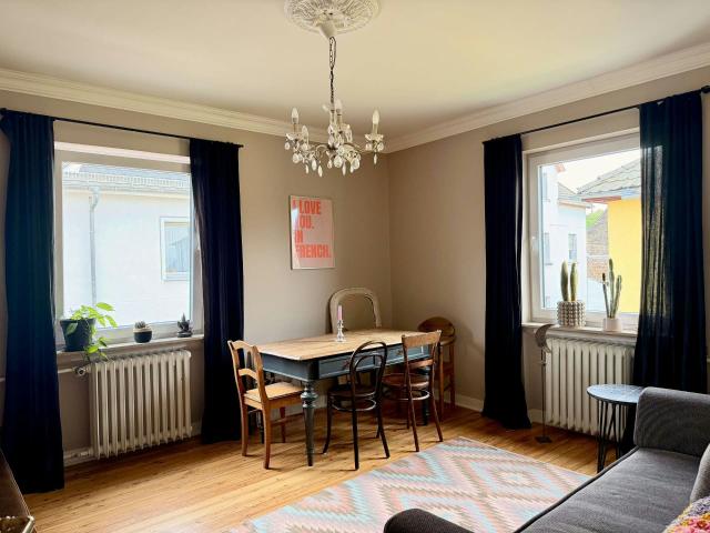 Ein Zuhause wie aus einem Interior ​Magazin – möblierte Altbauwohnung mit Sonnen ​Balkon