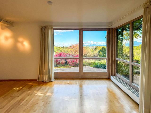 Ein Zuhause zum Ankommen – nahezu uneinsehbare Hanglage mit Blick auf die Berge und den Schlosssee