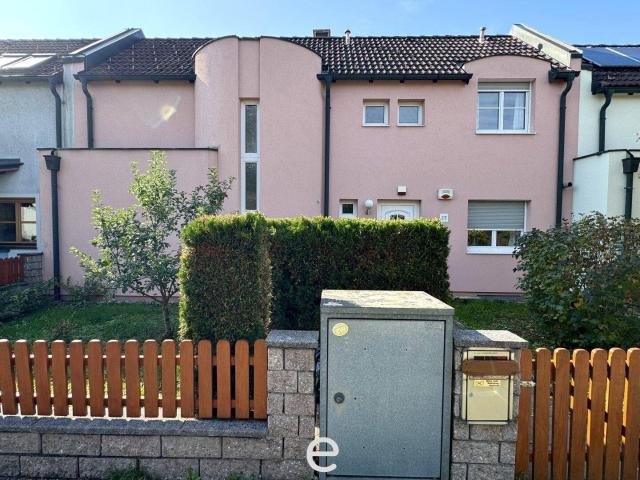 Ein Zuhause zum Ankommen – Reihenhaus mit Kamin, Terrasse und privatem Garten in Wels