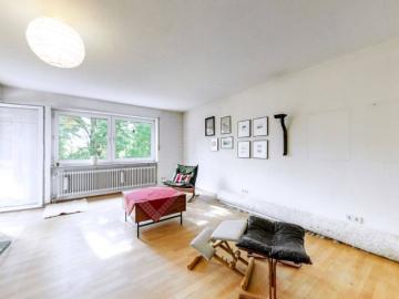 Ein Zuhause zum Wohlfühlen: Helle, großzügige Wohnung mit 2 Balkonen und Garage