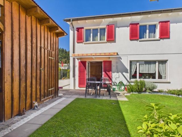 Ein Zuhause zum Wohlfühlen mit Gartensitzplatz, Pergola und Gemüsegarten