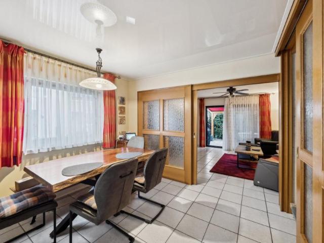 Ein Zuhause zum Wohlfühlen: Modernes Haus mit Terrasse