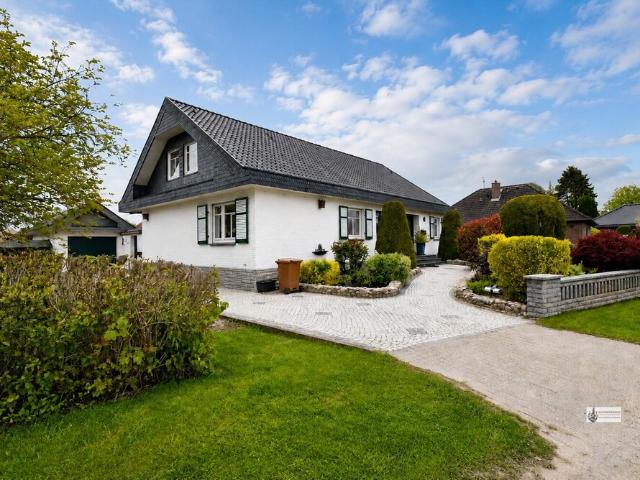 Ein Zuhause zum Verlieben Repräsentatives Einfamilienhaus mit traumhaftem Garten, Wellness + Garage
